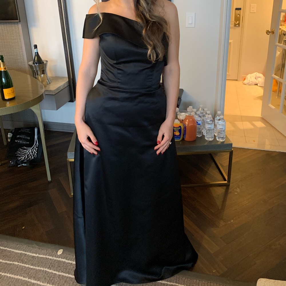 Dear Chloe Mia gown in color noir. Size 4